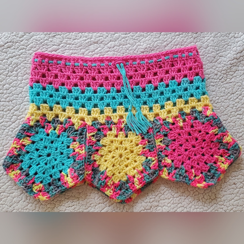 Size large handmade crochet skirt  / cover up. Waist 30 inches. Length 13 inches